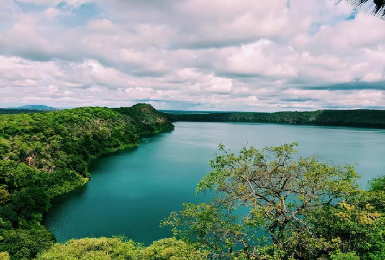 High‑plateau lakes and views