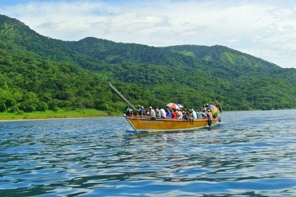 Boat Transfers & Lakeshore Views